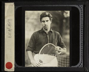 Ohne Titel Neffe Edward mit Tennisschläger, ca. 1917 von Alfred Stieglitz