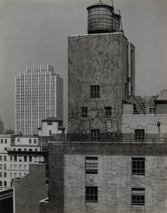 Wasserturm und Radio City, New York von Alfred Stieglitz
