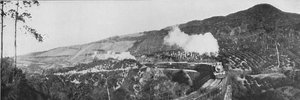 Eine Szene auf der Eisenbahn im Hinterland. Vorbeifahrt an einer Teeplantage in Nanu Oya, um 1890, 1910