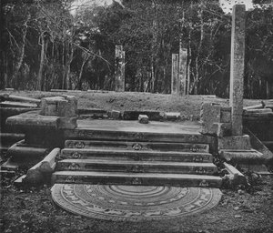 Die Ruinenstädte von Anuradhapura. Mondstein und Stufen, um 1890, 1910