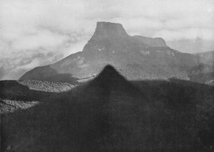 Der Schatten von Adams Peak und Bibelfelsen. Vom Gipfel bei Sonnenaufgang aufgenommen, ca. 1890, 1910