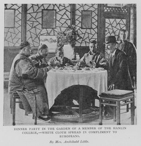 Dinnerparty im Garten eines Mitglieds des Hanlin College, weißes Tuch zur Ehre der Europäer ausgebreitet (s/w Foto)