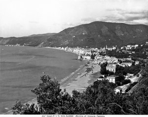 Panoramablick auf die Stadt Alassio, Provinz Savona, ca. 1915-20