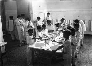 Villa Rosa Maltoni Mussolini: Kinder beim Waschen vor dem Schlafengehen