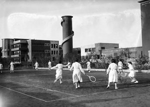Villa Rosa Maltoni Mussolini: Schülerinnen während eines Tennisspiels (s/w Foto) von Fratelli Alinari