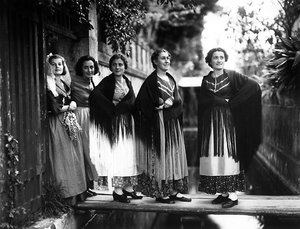 Villa Rosa Maltoni Mussolini: Gruppe von Jugendlichen in traditioneller venezianischer Tracht von Fratelli Alinari