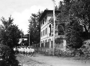 Villa Rosa Maltoni Mussolini: Junge Schülerinnen beim Spaziergang