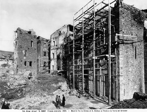 Zweiter Weltkrieg: Schäden durch den Bombenangriff zwischen der Kirche Santo Stefano al Ponte und dem Girolami-Turm, in Florenz. Dieses Foto war früher Teil der Brogi-Sammlung, gehört aber jetzt zur Alinari-Sammlung (s/w Foto)