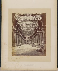 Hôtel de Ville in Brand. Inneres des Großen Festsaals. von Alphonse J. Liébert