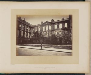 Die abgebrannte Caisse des Dépôts et Consignations. Außenansicht. von Alphonse J. Liébert