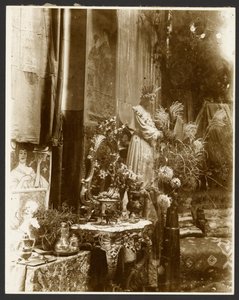 Eine Ecke von Muchas Studio mit Statuen, Drucken und Blumen, Rue du Val-de-Grâce, Paris