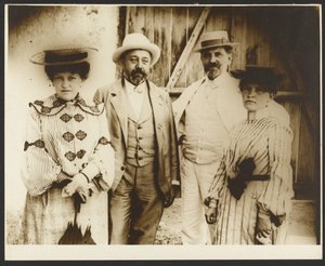 Alphonse Mucha mit Schwestern Ana und Andela und Andelas Ehemann, Jan Remunda, Rosice bei Brünn, Mähren