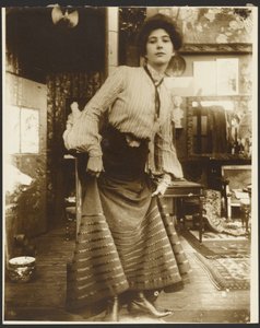 Weibliches Modell in gestreifter Bluse und langem Kleid, Paris