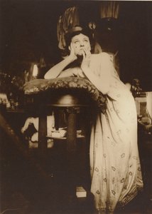 Weibliches Modell mit Tiara, Paris, 1899