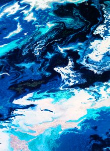 Schimmernde blaue Wellen