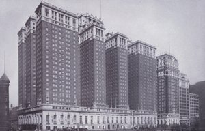 Chicago: Das Stevens Hotel, mit dem Blackstone Hotel rechts von American Photographer (after)