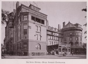 De Soto Hotel, Bull Street Eingang (s/w Foto) von American Photographer (after)