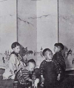 Japanische Babys beim Spielen (s/w Foto) von American Photographer (after)