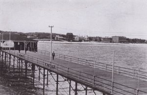 Old Orchard Beach, Maine: Blick vom Ozeanpier (s/w Foto) von American Photographer (after)