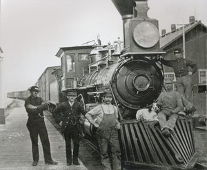 Ein Güterzug der Central Pacific Railway mit Besatzung in Mill City, Nevada