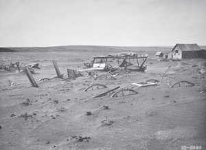 Auto und landwirtschaftliche Maschinen, die von Staub und Sand begraben wurden, Dallas, South Dakota