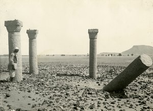 Säulen der koptischen Kirche, von Westen gesehen, Sai-Insel, Ägypten, Fotografie von Breasted, Oriental Institute, University of Chicago, ca. 1920