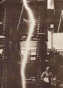 Entladung von künstlichem Blitz aus einem Fünf-Millionen-Volt-Generator (s/w Foto)