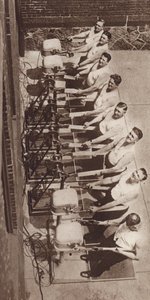 Elektrische Vibrationsmaschinen zur Fitness und Gewichtsabnahme (s/w Foto)