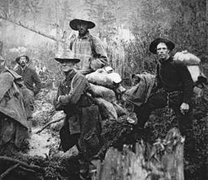 Goldsucher auf dem Weg ins Yukon-Territorium, Kanada, während des Klondike-Goldrauschs (1897-98)