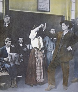 Einwanderer beim Volkstanz auf Ellis Island, New York Harbor