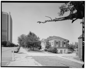 Im Kontext, von Süden nach Norden, entlang der Luckie Street. - Clark Howell Homes, Anne Wallace Branch Carnegie Library, 538 Luckie Street, Atlanta, Fulton County, GA