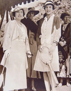 Mrs. Helen Wills Moody (rechts), die amerikanische Tennismeisterin, trifft die Herzogin von York im All-England Club in Wimbledon während der Lawn Tennis Meisterschaft 1935