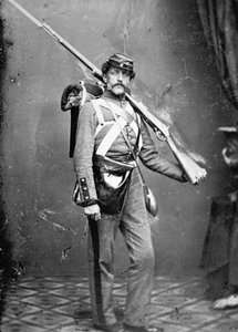 Milizionär des Staates New York mit Perkussionsgewehr (b/w Foto) von American Photographer