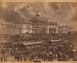 Eröffnungstag, "Die Redner", Centennial International Exhibition von 1876, Philadelphia von American Photographer