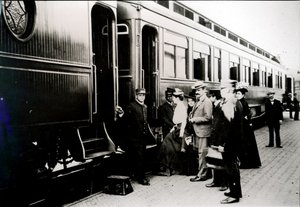Passagiere steigen in einen Erste-Klasse-Pullman-Wagen der Chicago, Burlington & Quincy Railroad im Jahr 1910 von American Photographer