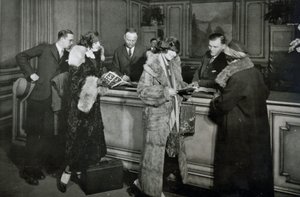 Passagiere kaufen Fahrkarten am Fahrkartenschalter der Great Northern Railway, Chicago