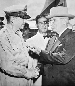 Präsident Harry S. Truman (1884-1972) trifft General Douglas MacArthur (1880-1964), Oberbefehlshaber der UN, auf Wake Island während des Koreakriegs, Oktober 1950