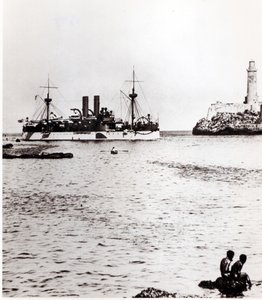 Die USS Maine beim Einlaufen in den Hafen von Havanna, Kuba, 1898