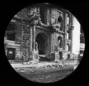 Der West-Eingang zum Gerichtsgebäude nach dem großen Chicago-Feuer, 1871