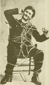 Der junge Harry Houdini bei einem Entfesselungstrick mit Seilen im Jahr 1898