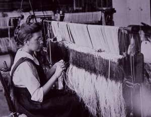 US-Textilindustrie, Textilbediener in einer Baumwollspinnerei in Massachusetts, ca. 1900