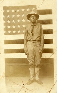 Soldat des Ersten Weltkriegs mit amerikanischer Flagge im Hintergrund, 1914-18