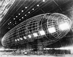 Größtes Luftschiff der Welt kurz vor der Fertigstellung, veröffentlicht in den 1930er Jahren