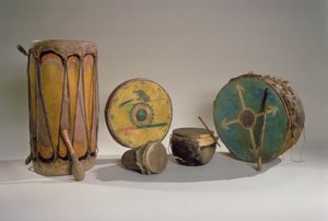 Eine Sammlung von amerikanischen Indianertrommeln von American School