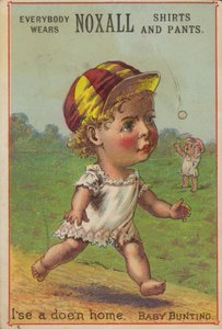 Baby läuft mit Baseballmütze von American School