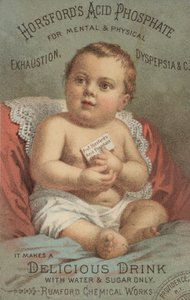 Baby sitzt auf Stuhl von American School