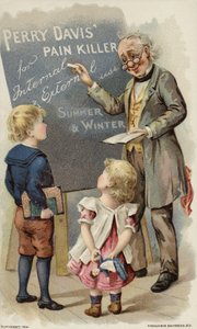 Kinder schauen mit Lehrerin auf Tafel von American School