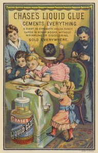 Kinder kleben Karten in Sammelalbum von American School