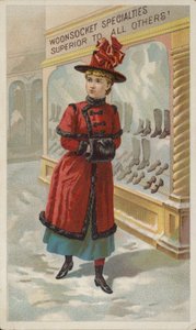 Dame beim Schaufensterbummel im Schnee