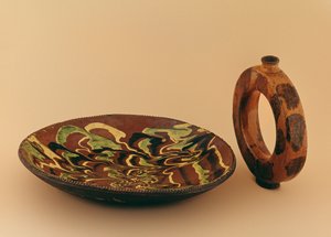 Ovales Geschirr aus rotem Ton mit marmorierter Glasur und Wasserträger